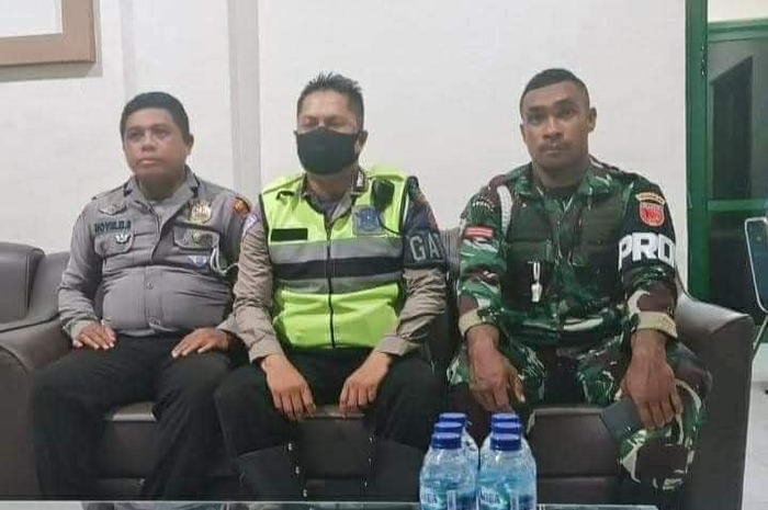 Foto tampang anggota TNI yang langsung menyerang 2 orang polisi ikut ramai dibahas. Foto tampangnya banyak beredar di platform Facebook. 
