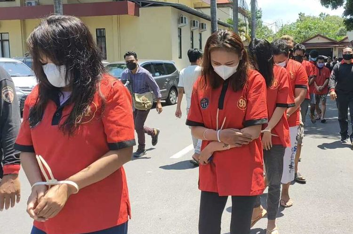 Komplotan pencuri asal Jakarta saat jumpa pers di Poldasu NTB, para pelaku melakukan aksinya saat perhelatan Word Superbike di Sirkuit Mandalika