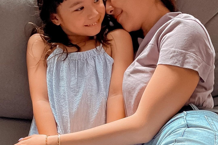 Foto Gisella Anastasia atau Gisel mencium pipi anak semata wayangnya, Gempita Nora Marten alias Gempi menuai komentar netizen