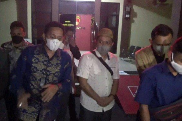 Yoris dan Danu bersama kuasa hukum saat akan meninggalkan Satreskrim Polres Subang setelah pemeriksaan kasus Subang, Rabu (10/11/2021). 