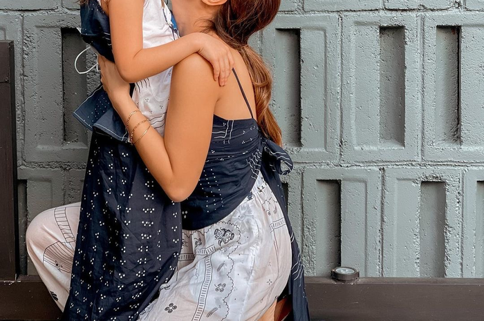 Foto Gisella Anastasia atau Gisel memakai baju kembaran sama Gempi mencuri perhatian netizen di media sosial.