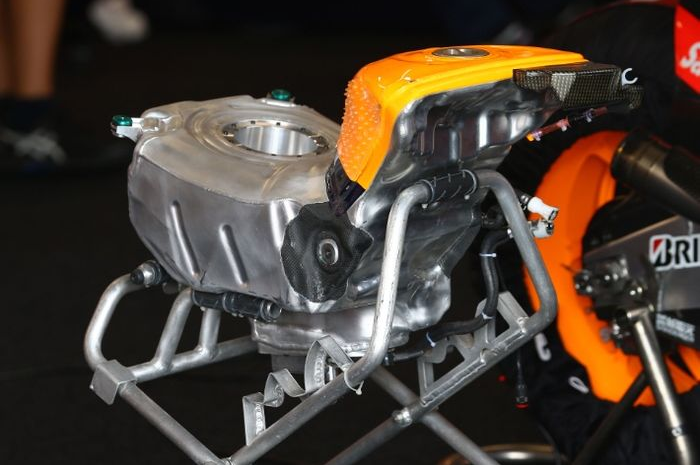 Ternyata di sini posisi tangki bensin motor MotoGP.