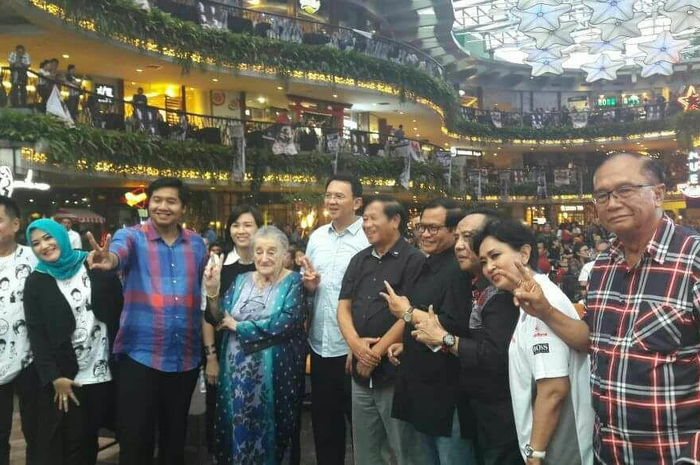 Dolly Zegerius tidak hanya berfoto bersama Ahok. Ibunda Yapto Soerjosoemarno juga diapit oleh sejumlah tokoh publik, salah satunya Veronica Tan. 