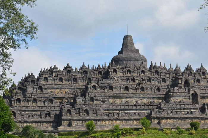 Candi Borobudur yang jadi candi buddha terbesar di dunia.