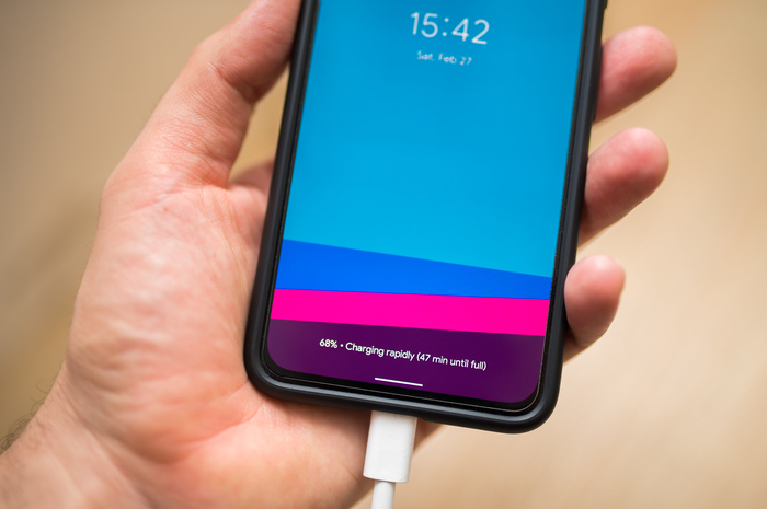 Ilustrasi ngecas HP sebelum waktunya di charge