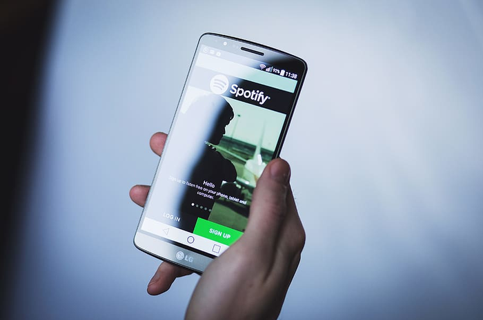 Ilustrasi Spotify di HP Android