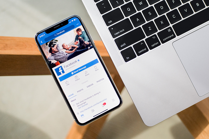 Ilustrasi Facebook di iPhone