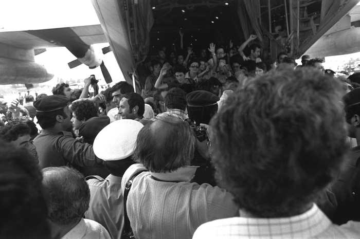 Penumpang yang diselamatkan disambut di Bandara Ben Gurion, Israel dalam Operasi Thunderbolt