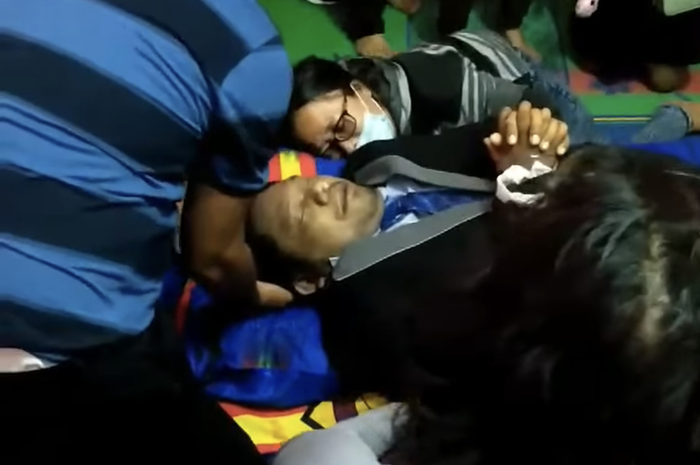 Foto jenazah Poltak Pasaribu yang menjadi korban tembak dari Ipda OS ditangsi keluarga dan kerabatnya. Profesinya diungkap polisi. 