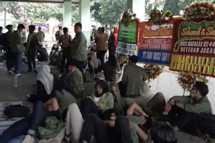Mahasiswa UPN Veteran Jakarta menggelar demo di kampusnya atas tewasnya Fauziyah Nabilah saat mengikuti kegiatan pembaretan Menwa.