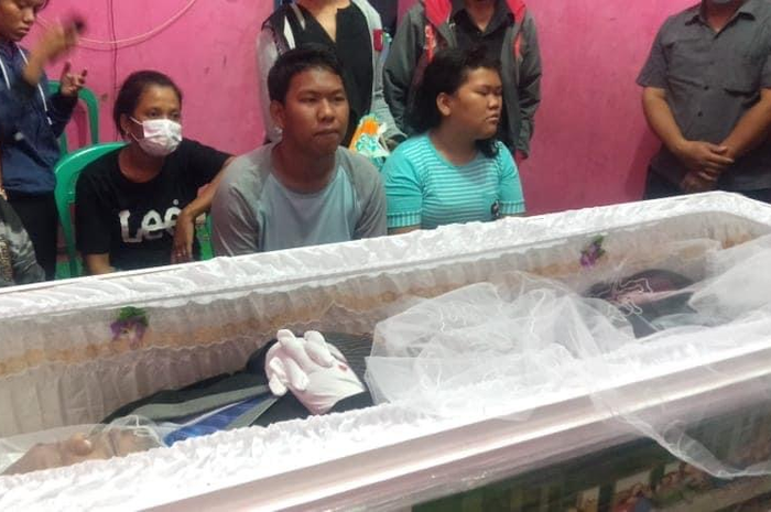 Foto istri Poltak Pasaribu korban tembak Ipda OS yang meratapi jenazah suaminya itu mendapatkan doa dan bela sungkawa dari kerabat mereka.