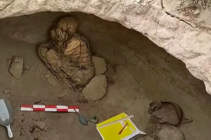 Mumi berumur 800 tahun yang ditemukan di makam berbentuk oval di Peru.