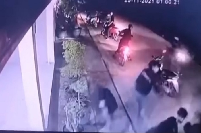 Anggota geng motor brutal keroyok pemotor sampai luka.