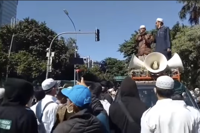 Foto aksi massa Reuni 212 yang tumpah ruah ke jalan sudah membuat khawatir pakar epidomiologi.