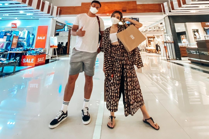 Netizen memberikan sederet repons usai melihat foto Gisel berdua dengan Wijin di Bandara Ngurah Rai Bali. Tapi, Ruben Onsu bertanya begini.