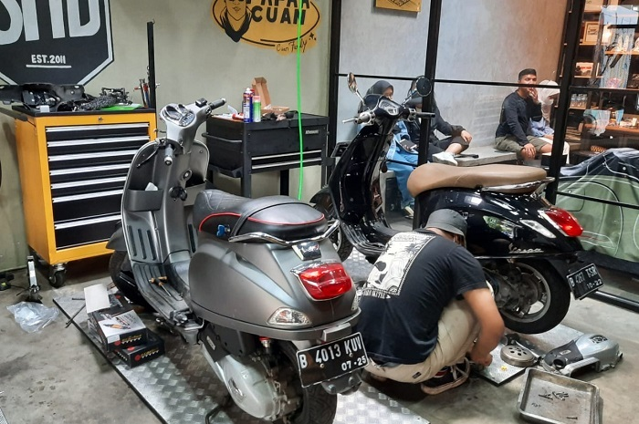 Lengkap paket servis Vespa matic atau Vespa modern di bengkel Scooter House Djakarta (SHD), mulai Rp 200 ribuan.