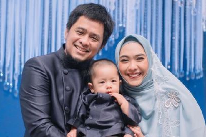 Oki Setiana Dewi bersama anak keempatnya, Sulaiman, dan sang suami, Ory Vitrio