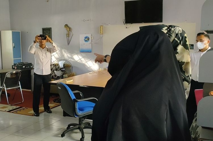 Proses olah TKP dugaan pelecehan seksual oleh oknum dosen Unsri di Indralaya Sumsel dihadiri langsung oleh korban, Rabu (01/12/2021).  