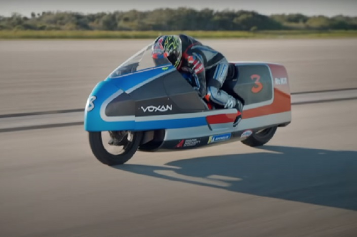 Wow, legenda MotoGP Max Biaggi pecahkan rekor top speed motor listrik tembus 456 km per jam!