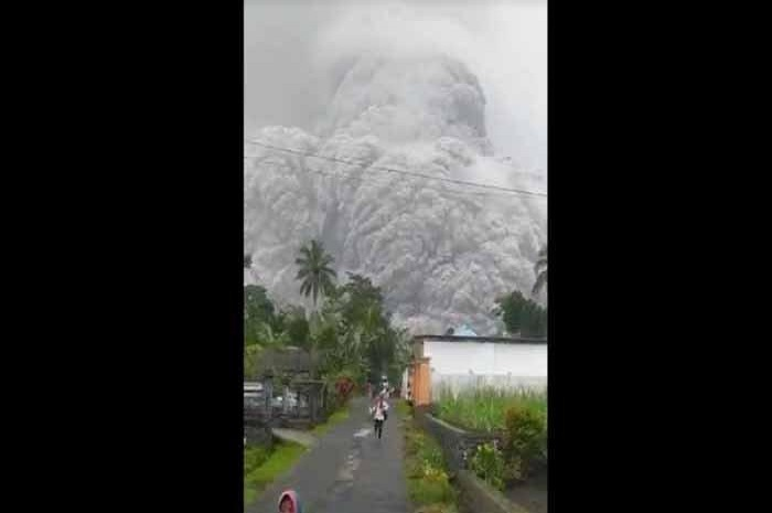 Gunung Semeru meletus, rumah warga sampai motor Yamaha NMAX tertimbun abu.