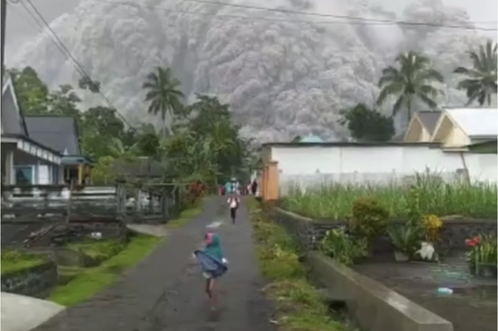 Foto warga di kaki Semeru yang berlarian panik menghindari gumpalan awan panas menjadi perhatian Gubernur Jawa Timur Khofifah Indar Parawansa. 
