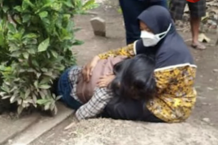 Foto jasad Novia Widyasari yang dipeluk sang ibunda di sisi makam ayah mahasiswi Universitas Brawijaya itu viral. Netizen syok baca curhatnya.