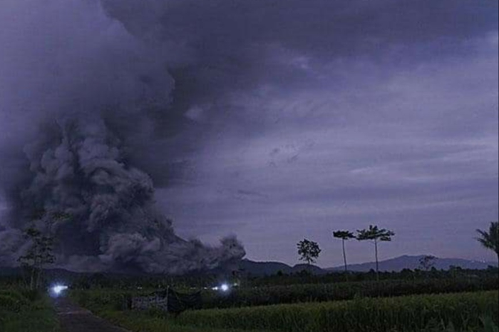 Potret Gunung Semeru saat sedang erupsi.
