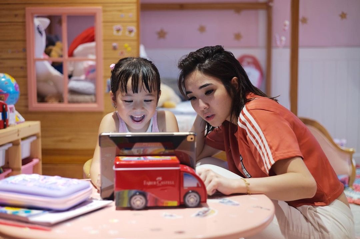 Foto Gisel mengajari Gempi sekolah daring itu diunggah Gading Marten di Instagram.  Gisel dan Gading Marten diminta rujuk.
