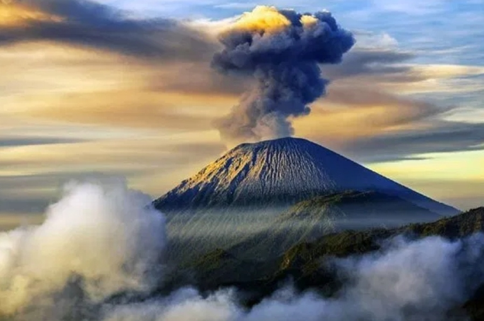 Gunung Semeru erupsi.