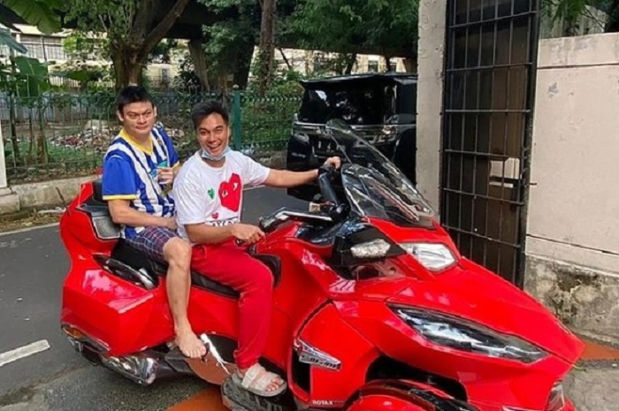 Terjatuh dari sepeda motor, ternyata ada salah satu saraf di pergelangan tangan artis Baim Wong yang terputus.