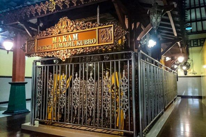 Syekh Jumadil Kubra disebut moyang para wali Jawa. Makamnya diyakini berada di antara makam Islam masa Majapahit di Troloyo.