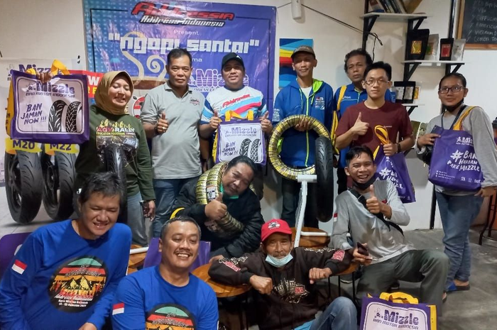 Klub motor Addressia Indonesia menggelar kopi darat (kopdar) sambil gali pengetahuan seputar ban motor Mizzle.
