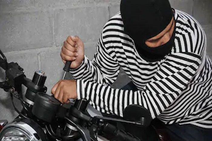 Foto ilustrasi. Apes, seorang driver ojol wanita di Surabaya kehilangan Honda BeAT setelah digondol maling motor di rumah susun.
