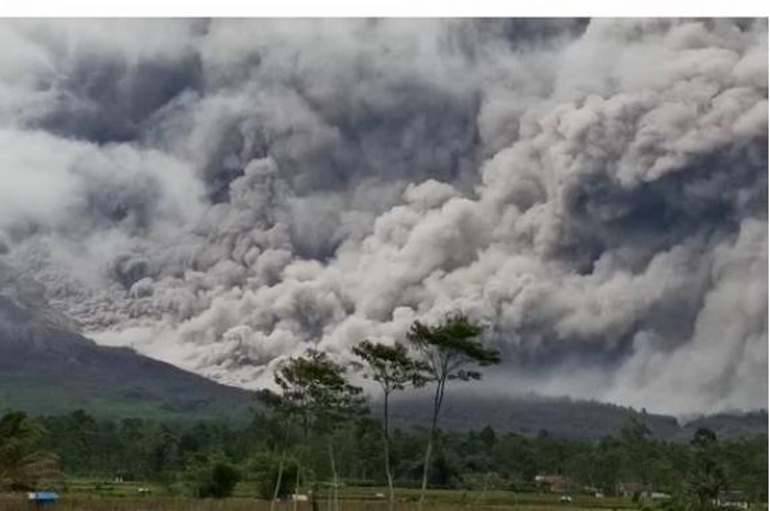 Erupsi Gunung Semeru pada 4 Desember 2021.