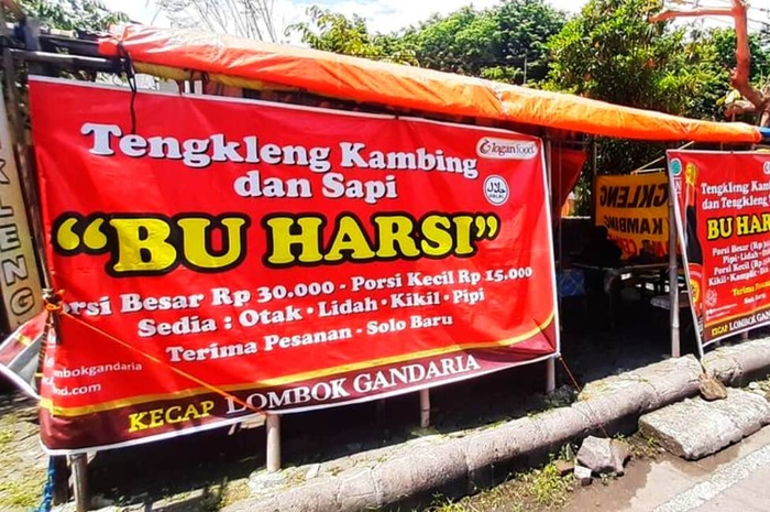 Harsi mengaku warung tengklengnya sepi pembeli. Bahkan, Harsi sampai menangis gegara warungnya dituding mematok harga mahal.