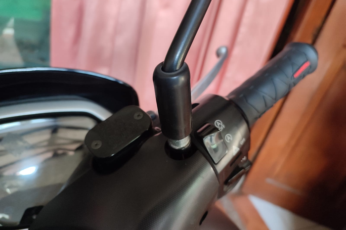  Jangan lupa cek area baut spion motor, nih tips cara merawat biar gak karat saat musim hujan.