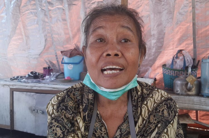 Foto Bu Harsi saat melayani pembeli di dalam warung tengkleng miliknya juga disebarkan di media sosial.