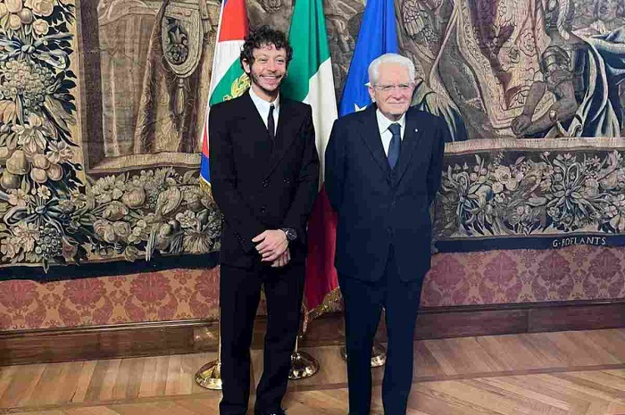 Setelah resmi pensiun, legenda MotoGP Valentino Rossi memberikan hadiah spesial untuk presiden Italia, Sergio Mattarella.
