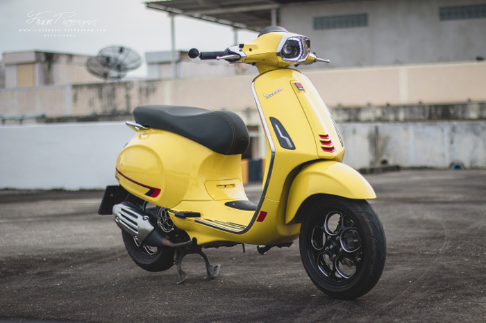  Wuih, modifikasi Vespa Sprint 150 kuning ini makin atraktif berkat aksesoris yang dipakai benar-benar jempolan bro!