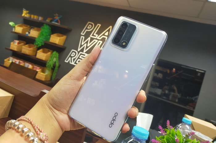 OPPO A95 memiliki baterai yang bisa bertahan dua hari.