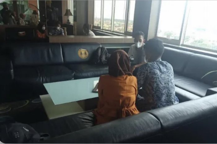 Intimidasi hingga lontaran kata tak pantas yang dialami keluarga korban pemerkosaan di Rokan Hulu terjadi pada 21 November 2021. Videonya viral.