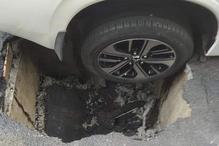 Dalam foto viral itu, ban kanan belakang dari mobil Isyana Bagoes Oka tampak terperosok ke dalam sumur resapan. Lurah Lebak Bulus buka suara.