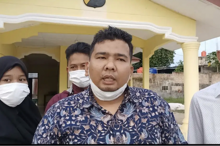 Pengacara korban pemerkosaan di Rokan Hulu, Riau. Intimidasi hingga lontaran kata tak pantas yang dialami keluarga korban pemerkosaan di Rokan Hulu terjadi pada 21 November 2021. Videonya viral.