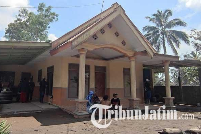 Rumah Pak Roh di dusun kampung renteng Lumajang lolos dari sapuan awan panas guguran Semeru.