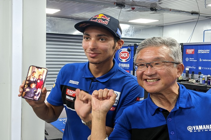 Juara dunia WorldSBK Indonesia 2021 Toprak Razgatlioglu dan Bos Yamaha Indonesia, Minoru Morimoto.