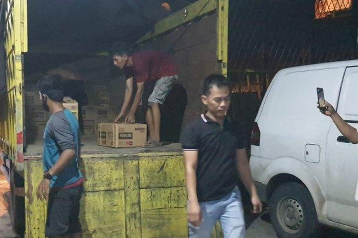 Penggerebekan gudang oli palsu.
