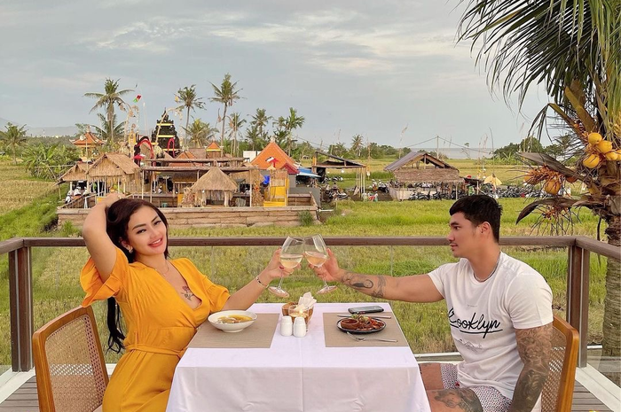 Ketika berada di dalam kamar dengan pasangan, Sisca diintip oleh beberapa pria. Foto pengintip yang merekam video itu akhirnya lenyap.