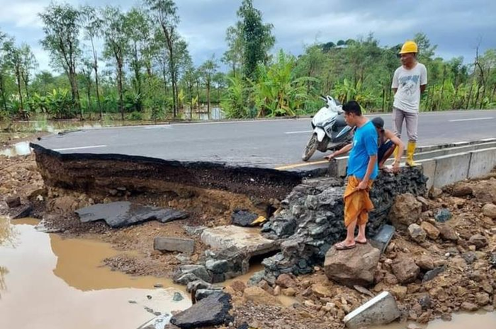 Jelang tes MotoGP Indonesia 2022, akses jalan bypass sirkuit Mandalika, Lombok, Nusa Tenggara Barat (NTB), dirusak warga.