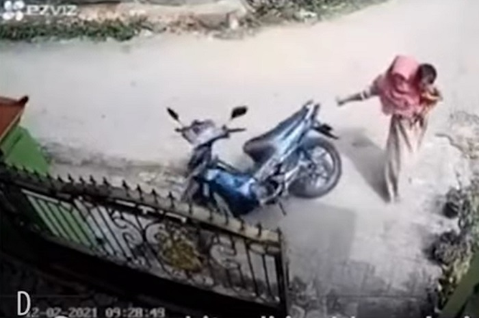 Punya masalah apa nih, video emak-emak dengan sengaja main dorong motor tetangganya sampai terjatuh.