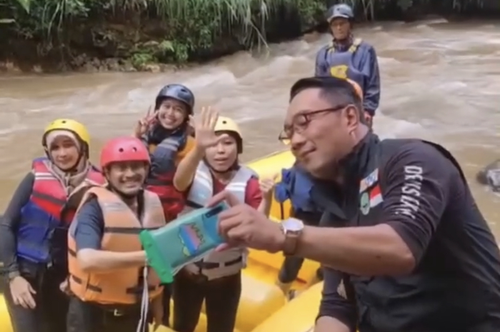 Dalam foto yang dia bagikan, Ridwan Kamil terlihat tertawa melihat aktivitas wisata yang dilakukan pegunjung.  Tapi, netizen terkejut gegara ini.